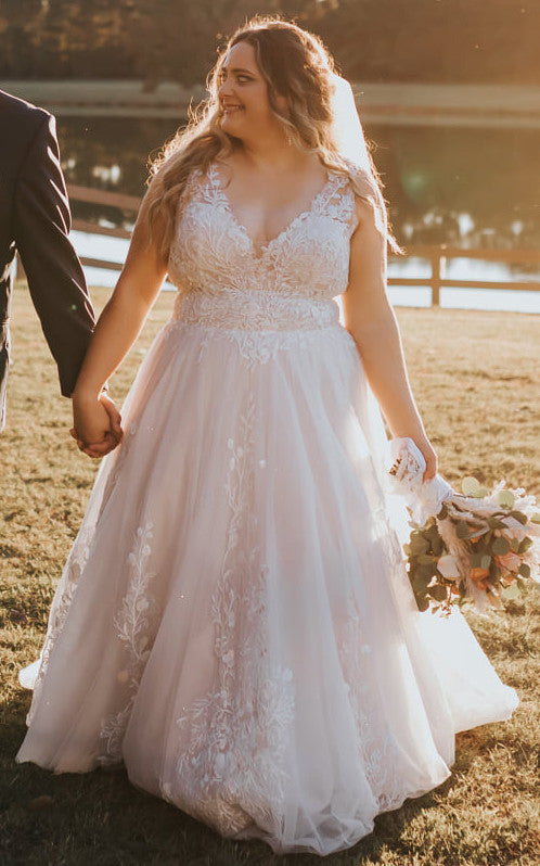 Sexy Romantic Plus Size A-Line Bohemian Lace V-Neck Sleeveless Bridal –  DorrisDress