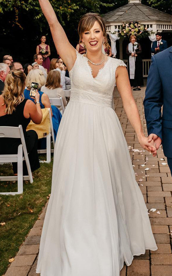 Vintage Beach Country A-Line Plus Size Boho Lace Wedding Dress Modest  Elegant V-Neck Illusion Back Cap Sleeve Chiffon Bridal Gown