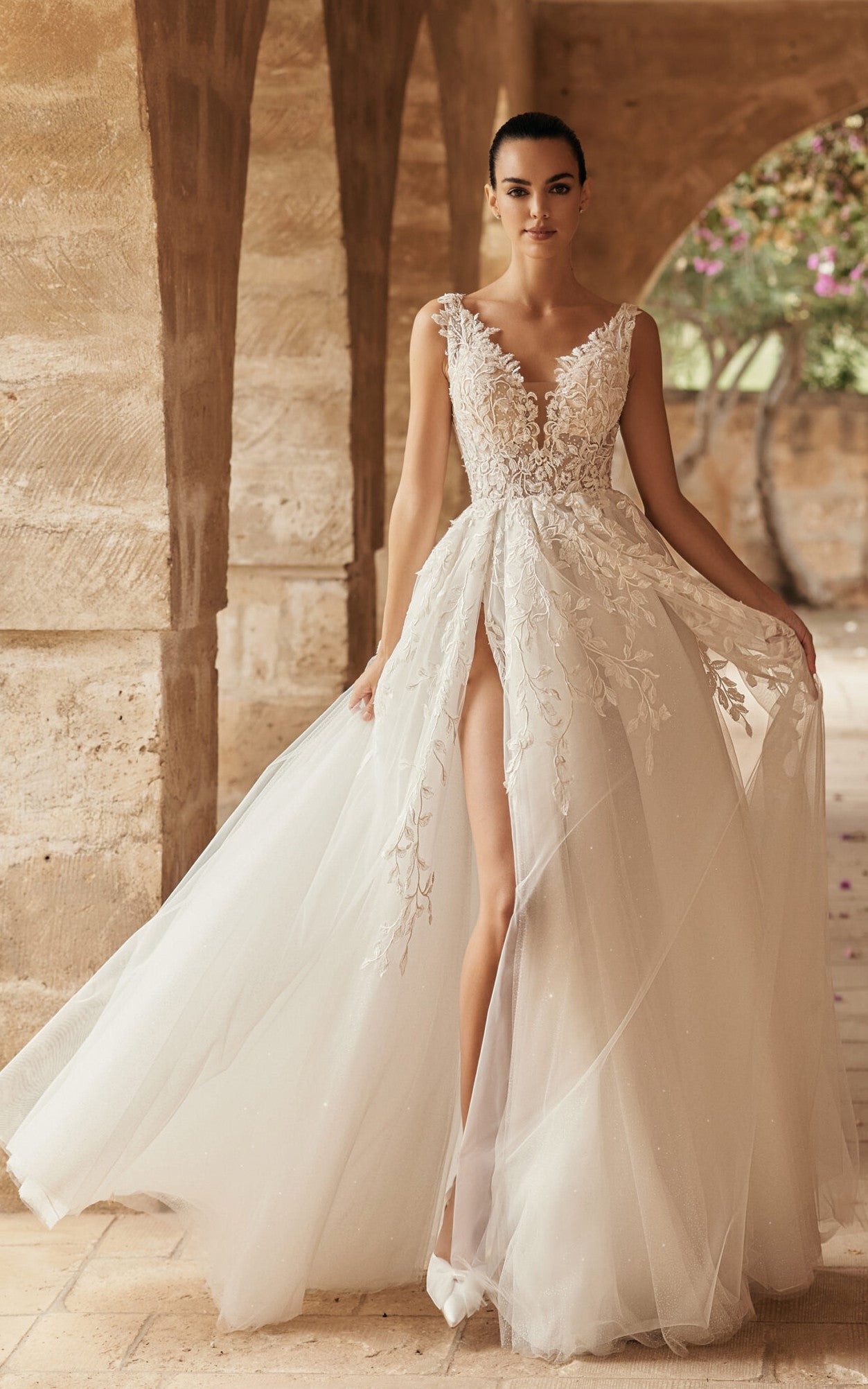 Sexy Floral Beach A-Line Boho Lace Ball Gown Wedding Dress Romantic Princess Garden Plunging Button Back Gown with Split Front