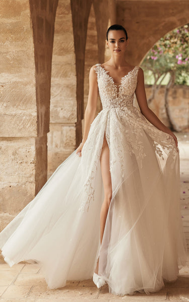 Sexy Floral Beach A-Line Boho Lace Ball Gown Wedding Dress Romantic Princess Garden Plunging Button Back Gown with Split Front