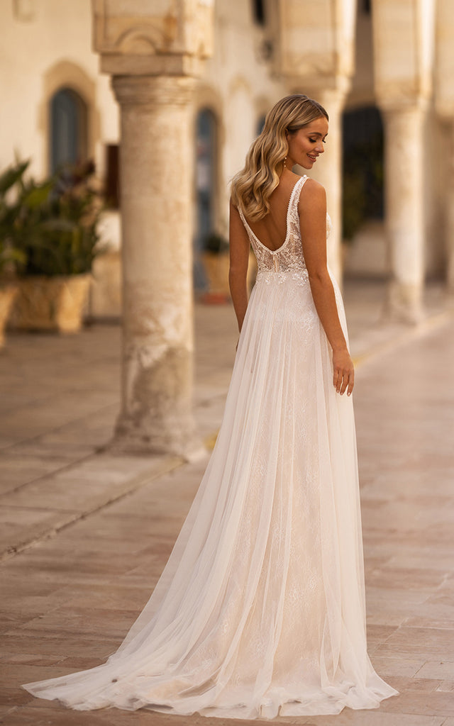 Sexy Elopement Boho A-Line Lace Wedding Dress Elegant Romantic Beach Plunging Backless Bridal Gown Sexy Elopement Boho A-Line Lace Wedding Dress Elegant Romantic Beach Plunging Backless Bridal Gown