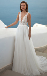Sexy Slutty Plunging Beach A-Line Boho Lace Wedding Dress Elopement Summer Sleeveless Backless Sweep Train Tulle Bridal Gown