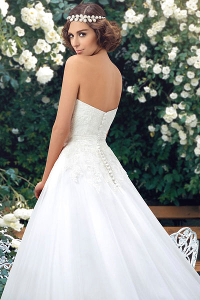 Sweetheart Lace Appliqued Sleeveless Ball Gown Bridal Dress With Buttons