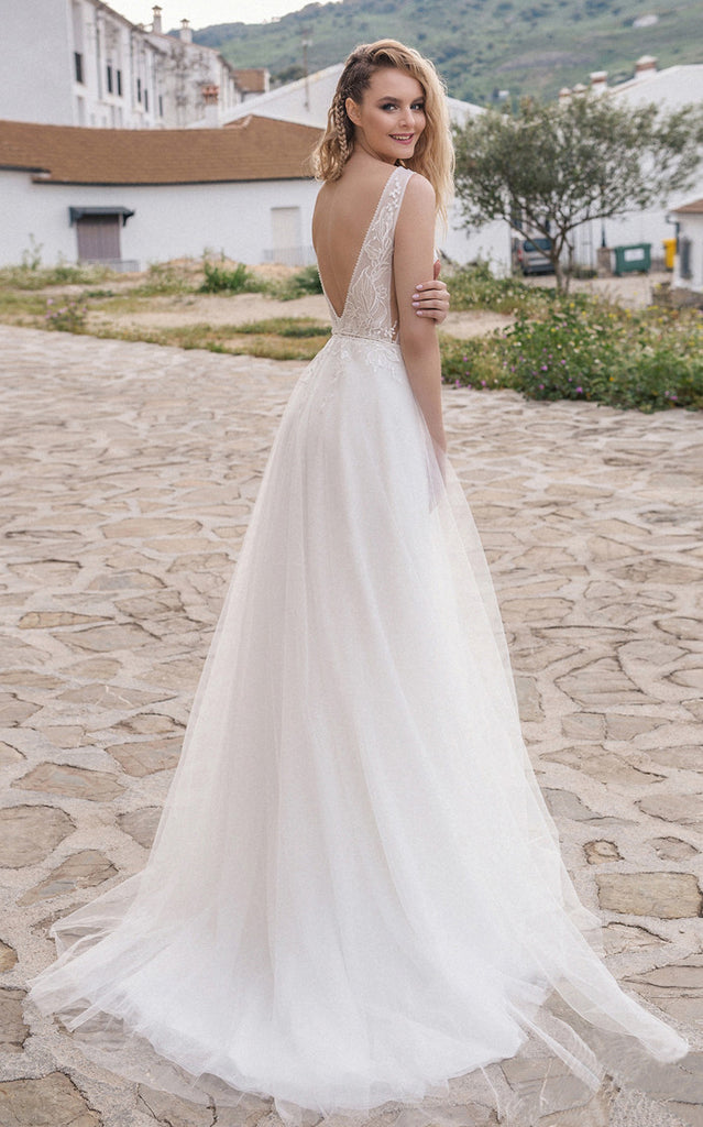Sexy Sleeveless A-Line Tulle Wedding Dress With Plunging Neckline And