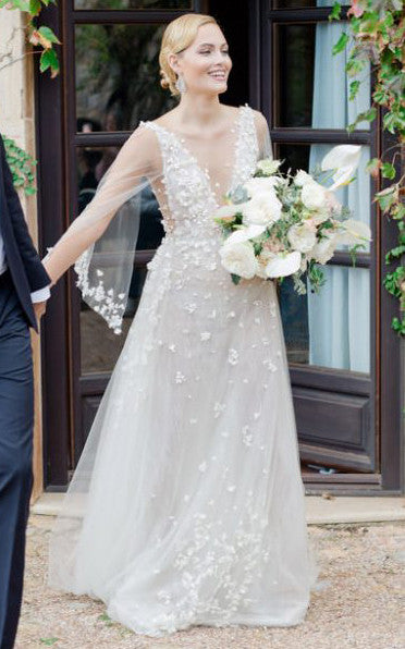 Bohemian A-Line Plunging Neckline Tulle Wedding Dress With Open Back And Appliques