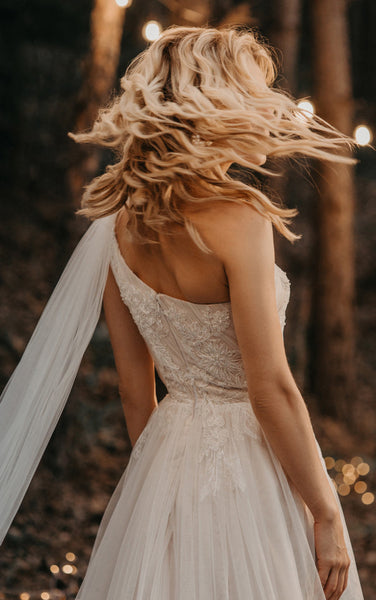 Bohemian A-Line Tulle Wedding Dress With One-shoulder Neckline And Zipper Back 