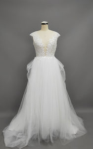 Illusion Scoop-Neck Sleeveless A-Line Tulle Wedding Dress With Appliques-715082