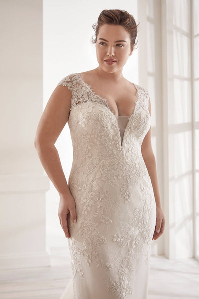 Plunging Detachable Lace Wedding Dress With V-Neck Elegant Plus Size Cap Sleeve