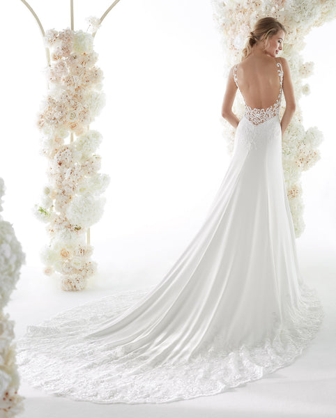 Lace Appliqued Backless Sexy Plunging V-neck Bridal Gown With Chapel Train