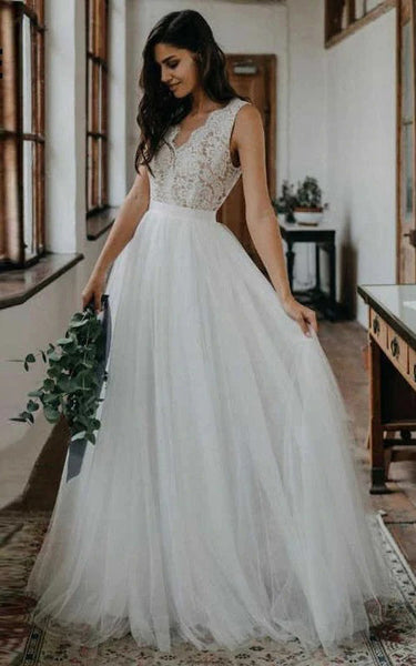 Romantic Scalloped V-neck Tulle Lace A Line Floor-length Sleeveless Wedding Dress