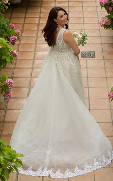 Elegant A Line Ball Gown V-neck Lace Tulle Wedding Dress with Appliques