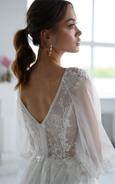 Elegant A-Line V-neck Tulle Wedding Dress with Appliques and Split Front