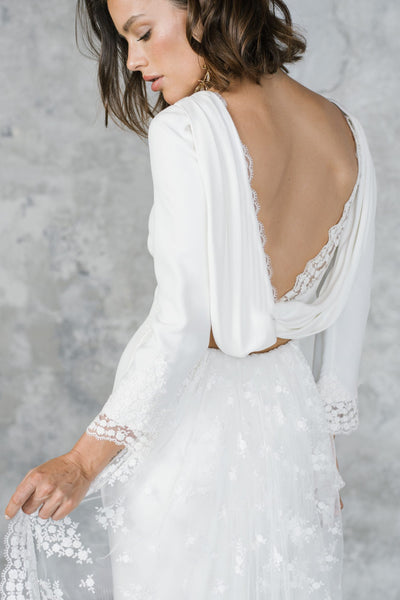 Elegant Sheath Chiffon and Tulle Deep-V Back Wedding Dress with Applique
