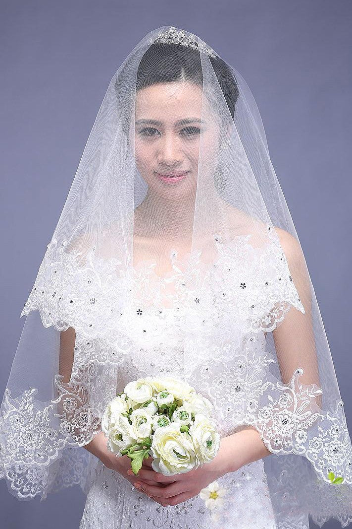 New Style Beautiful Short Wedding Veil with Lace Edge and Beading