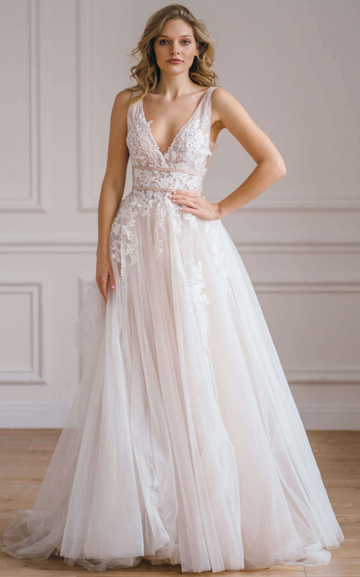 Ethereal Floor-length Sleeveless Lace A Line Deep-V Back Wedding Dress with Appliques